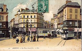 LL 35 - AMIENS - La Place Gambetta (couleur, 2 trams dt le 30)