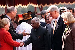 President Clinton and Ambassador Dick Celeste introduce President Narayanan to the US delegation. Arrival Ceremony, Rashtrapati Bhavan, New Delhi