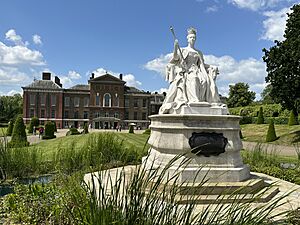 Queen Victoria statue, Kensington Gardens 2024-06-05