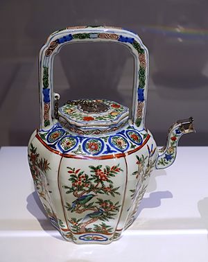 Teapot, perhaps given by Elizabeth I of England to Henry Parry, Jingdezhen, China, late 1500s AD, porcelain with English silver mounts with Parry's coat of arms - Peabody Essex Museum - Salem, MA - DSC05269