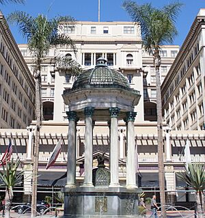 View of the US Grant with the main fountain at the entrance (cropped)