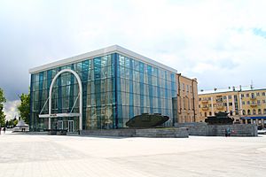 Вид на будівлю Харківського історичного музею з майдану Конституції