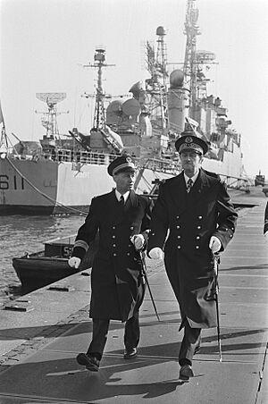 Frans vlooteskader in Amsterdam onder bevel van vice-admiraal Ph. de Gaulle (zo…, Bestanddeelnr 928-4484