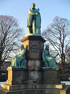 Hans Christian Ørsted statue (full)