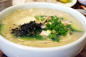 Korean.noodle-Kalguksu-01