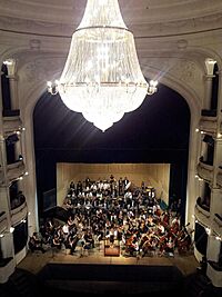Orquesta y reluciente araña del Teatro San Martín