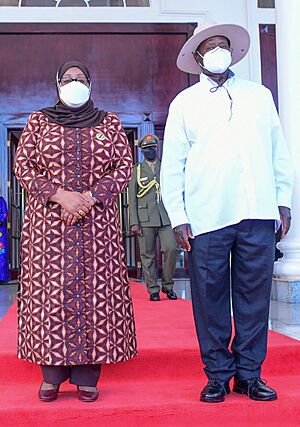 Samia Suluhu Hassan(L) and Yoweri Museveni