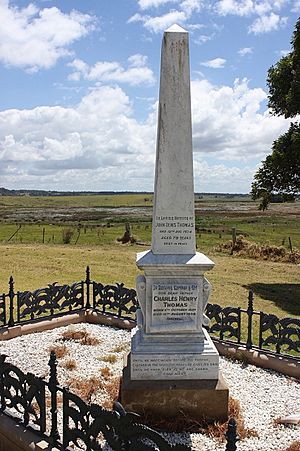 465 - Thomas Family Grave (5045729b3).jpg