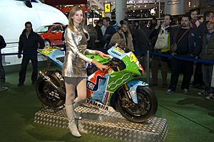 Motor Show 2007 Gnocca con la moto di Valentino
