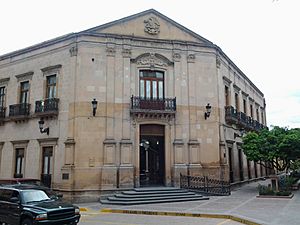 PALACIO MUNICIPAL, INICIO DE CONSTRUCCION EN 1905 Y CONCLUIDO CON DOS PLANTAS EN LAS DECADAS DE LOS 40¨S SIGLO XX. LAGOS DE MORENO, JALISCO. MEXICO.