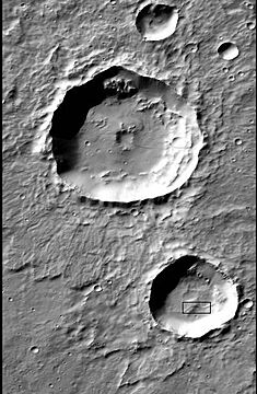 Ridge in crater in Terra Sirenum