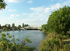 Walton Bridge - Aug 2013.JPG