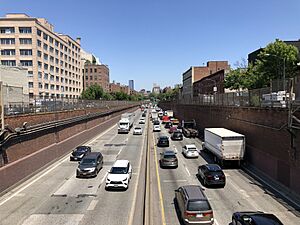 2024-05-22 12 33 13 View east along Interstate 278 (Brooklyn-Queens Expressway) from the overpass for Sackett Street in Brooklyn, New York City, New York