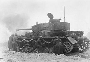 Bundesarchiv Bild 101I-312-0998-27, Monte Cassino, Panzerreparatur während Kampf