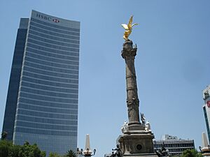 En Angel y el edificio HSBC - panoramio