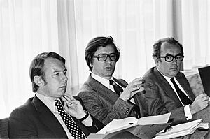 Persconferentie na Benelux-zeehavenoverleg in Rotterdam vlnr minister Chabe, Bestanddeelnr 927-8860