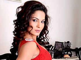 Veena Malik backless photo shoot at Riyaz Gangji's store (8)