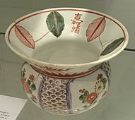 Waste Bowl, c. 1650-1660, Arita, glazed porcelain, enamels - Gardiner Museum, Toronto - DSC00481