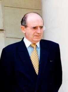 (Abel Matutes) José María Aznar junto al ministro de Asuntos Exteriores. Pool Moncloa. 1 de junio de 1996 (cropped)
