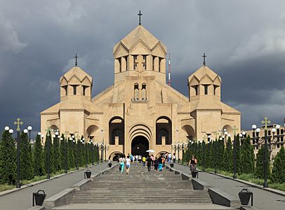 2014 Erywań, Katedra św. Grzegorza Oświeciciela (05) cropped
