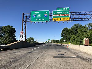 2018-07-08 08 23 07 View west along Interstate 78 (New Jersey Turnpike Newark Bay Extension) just east of Exit 14B (Jersey City, Liberty State Park) in Jersey City, Hudson County, New Jersey