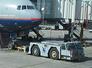 Airplane pushing vehicle
