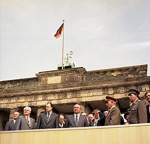 Bundesarchiv Bild 183-1986-0416-418, Berlin, Michail Gorbatschow an der Mauer