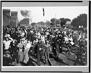 Crowd to greet Wm. H. Taft, De Witt, Nebraska, 1908 LCCN91708871