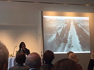 Fernanda Canales en el MoMA de NY presentando Arquitectura en Mexico.jpg