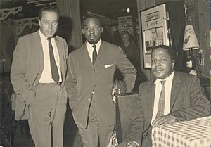 Hans Rossbach (links) mit Kenny Clark und Bud Powell, circa 1960