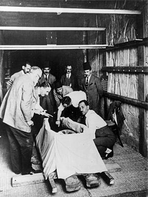 Howard Carter opening mummy of King Tut cph.3b08637
