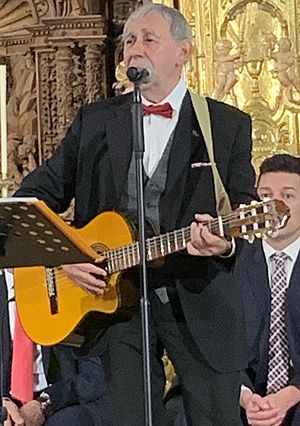 Joaquín Carbonell cantando en el acto de recogida medalla de oro de los amantes CITT Teruel 2020 -primer plano (cropped)