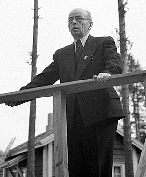 Maaherra E.Y.Pehkonen pitämässä puhetta Oulu 1943.09.10