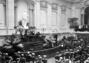 Sidónio Pais presta juramento no Parlamento após a sua eleição para presidente da República, 1918