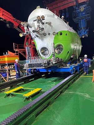 The chinese submersible Fendouzhe aboard its mother ship Tan Suo Yi Hao