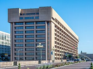 US Postal Service Headquarters (53832134440) b.jpg