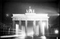 Bundesarchiv Bild 102-05818, Berlin, Brandenburger Tor in nächtlicher Beleuchtung