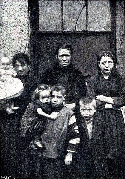 Dublin Slum dwellers 1901 cropped