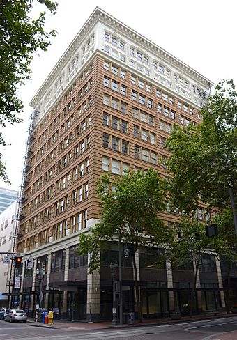 Failing Office Building (620 Building) - Portland Oregon 2017.jpg