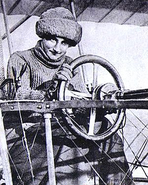 Mme. la Baronne de Laroche, aviatrice, au poste de direction d'un biplan Voisin (c. 1910)