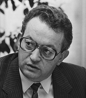 Opdracht Financieel Dagblad , minister Braks , close - NL-HaNA Anefo 933-1690 WM540 (cropped)