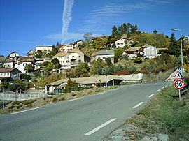 A view of the road entering the village of Pelleautier