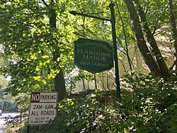 A village entrance sign on Stonytown Road at the Flower Hill–Plandome Manor border.