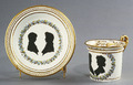 Porslin. Kopp med fat. Gulddekor - Hallwylska museet - 89102 (cropped)