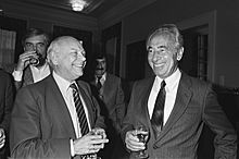 Sraelische premier Peres ontmoet oppositieleider Den Uyl in 2e Kamer. Bezoek van Shimon Peres (933-5443)