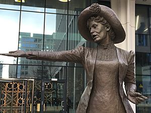 Statue of Emmeline Pankhurst - December 2018 (4)