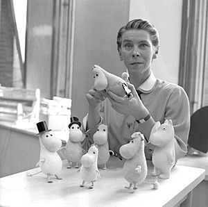 Jansson in 1956 with moomintroll dolls made by Atelier Fauni