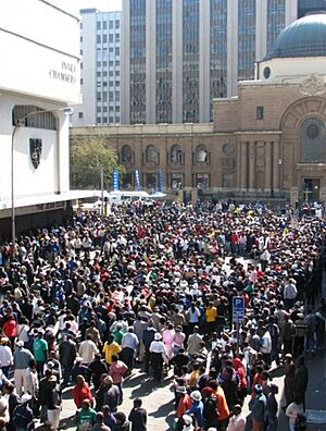 Zuma-court-crowd