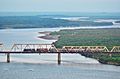 国际客运列车在图们江铁路桥上行驶，离开朝鲜进入俄罗斯 - panoramio