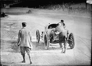 1912 Indianapolis 500, Ralph DePalma pushing his car